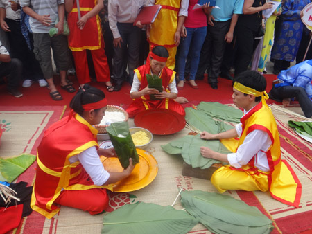 Gói bánh chưng để dâng lên Vua Hùng trong ngày Giỗ Tổ. 