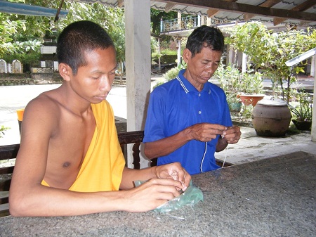 Sa Di Keo (bên trái) tu ở một ngôi chùa ở Pnong Penh sang Phnum Pi Lơ học đạo.