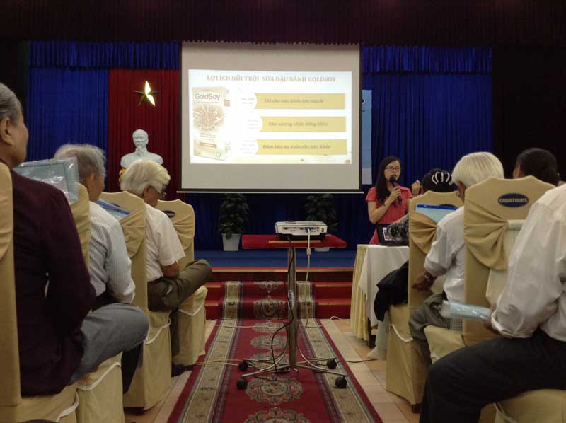 Bà Lâm Ngọc Trinh – Đại diện ngành hàng nước giải khát của Vinamilk chia sẻ với NTD về sản phẩm Sữa Đậu Nành Goldsoy