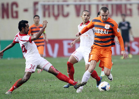 V.Ninh Bình (phải) đang thi đấu thăng hoa ở AFC Cup nhưng lại hay - dở  thất thường ở V.League. 