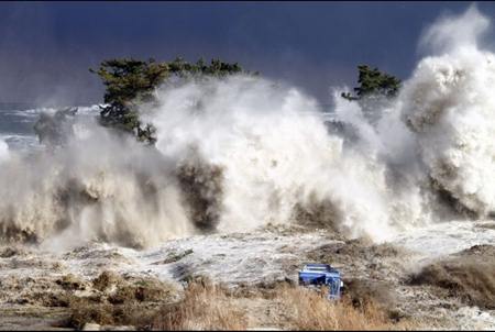 Sóng thần đánh vào bờ biển Minamisoma quận Fukushima, Nhật bản ngày 11.3.2011. ảnh AFP