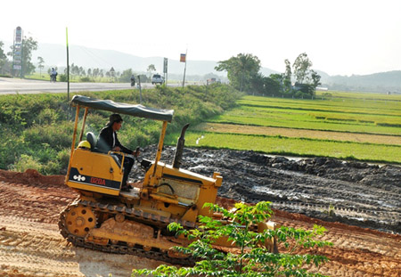 Thi công giải phóng mặt bằng ở Đức Phổ. 