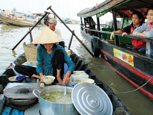 Ghe cháo lòng trên chợ nổi.