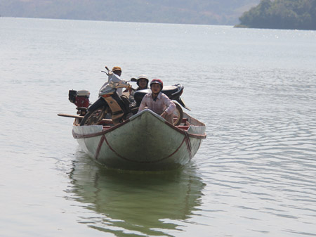 Thuyền máy chở khách từ Đăk Nên  (Kon Plông) sang huyện Sơn Tây.  