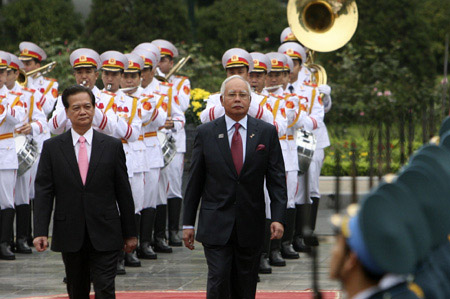 Thủ tướng Nguyễn Tấn Dũng và Thủ tướng  Najib Tun Razak duyệt đội danh dự.