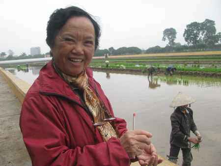 Bà Trâm cùng các học trò là những thạc sĩ ra đồng cấy lúa.