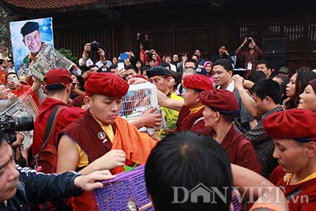 Đức Pháp Vương Gyalwang Drukpa cùng Tăng đoàn và những Tăng ni, Phật tử chung tay phóng sinh những chú chim lên bầu trời.