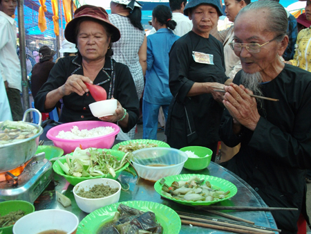 Bà con theo đạo xá đũa trước và sau khi ăn.