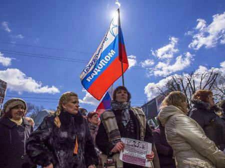 Người ủng hộ vẫy cờ Nga trong cuộc biểu tình ở Luhansk, phía đông Ukraine yêu cầu thả các nhà lãnh đạo vừa bị bắt của họ bao gồm, nhà hoạt động ủng hộ Moscow Arsen Klinchev và chính khách địa phương thân Nga Alexander Kharitonov. Ảnh AFP