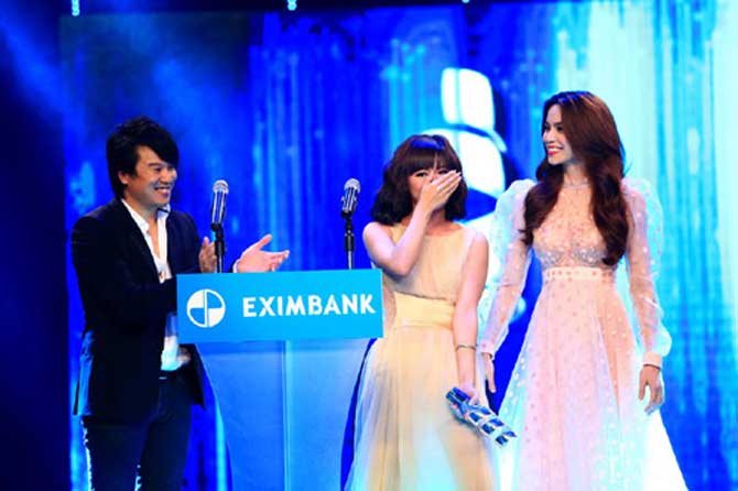 Văn Mai Hương rơi nước mắt khi lần thứ 2 được nhận giải.