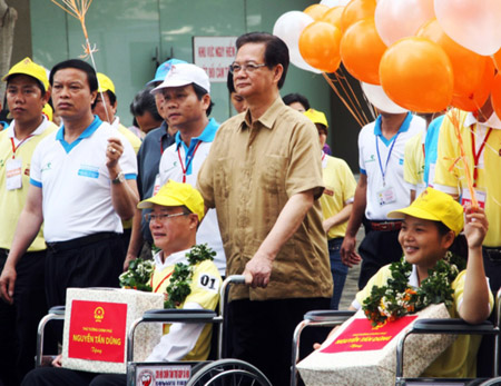 Thủ tướng Nguyễn Tấn Dũng tham gia đi bộ trong chương trình .