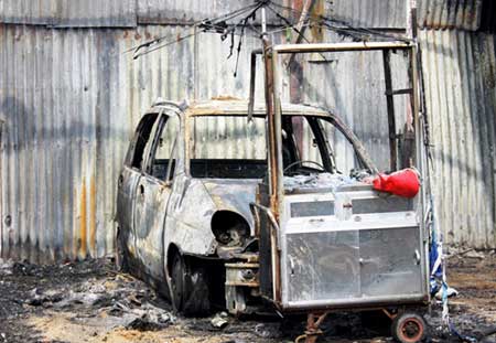 Một chiếc ô tô bị cháy rụi - Ảnh: Thanh Niên