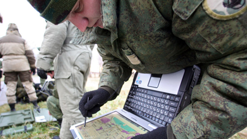 Lính Nga sử dụng máy tính trong một chiến dịch. Ảnh: RIA Novosti