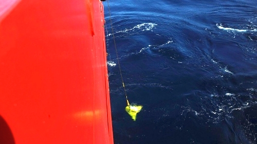 Thiết bị dò tìm hộp đen được thả xuống biển từ tàu Ocean Shield tại khu vực tìm kiếm (Ảnh Reuters) 