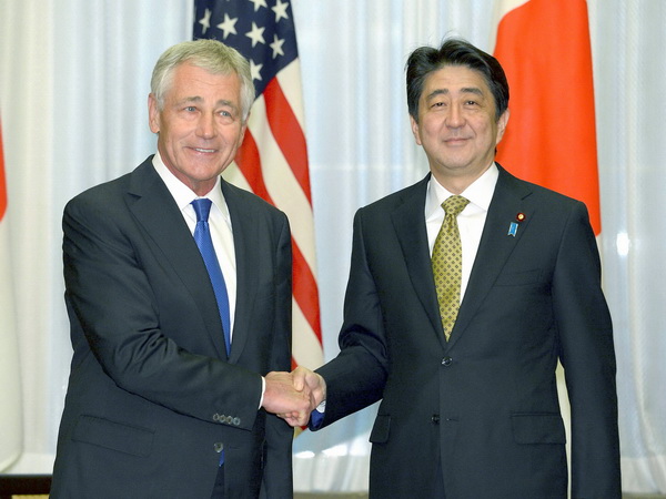 Thủ tướng Nhật Bản Shinzo Abe (phải) tiếp Bộ trưởng Quốc phòng Chuck Hagel (trái) (Ảnh: Kyodo/ TTXVN)