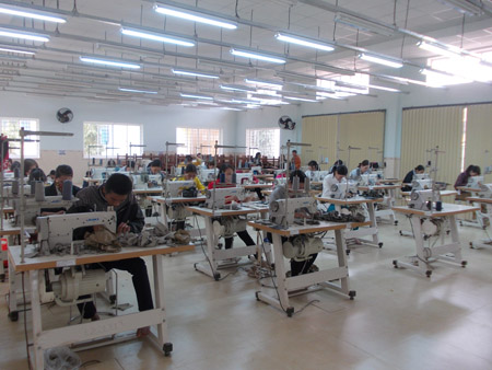 Học viên thực hành tại xưởng thực hành nghề may công nghiệp  ở Trung tâm Dạy nghề Tây Sơn. 
