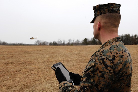 Sĩ quan hải quân Mỹ thử nghiệm loại trực thăng không người lái điều khiển bằng máy tính bảng (Nguồn: US Navy)