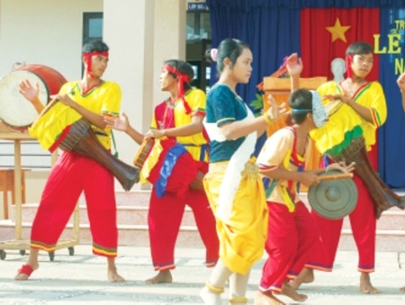 Múa trống Sadăm nhân dịp khai giảng năm học mới của học sinh Trường phổ thông dân tộc nội trú tỉnh Bạc Liêu.