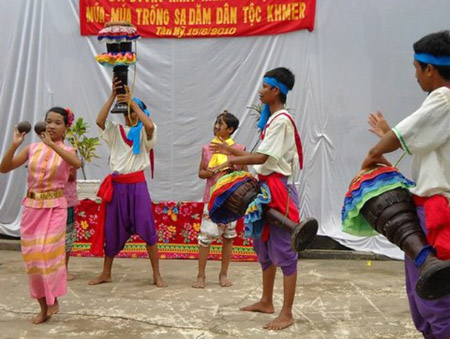 Giao lưu múa trống Sadăm của thanh niên Khmer Trà Vinh.