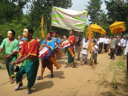 Múa trống Sadăm đeo mặt nạ chú khỉ Hanuman phục vụ Lễ hội dâng y cà sa bà con Khmer Phú Tân (Châu Thành – Sóc Trăng)