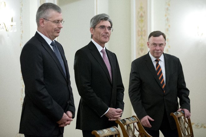 CEO của Siemens, Joe Kaeser (giữa) cùng chủ tịch Siemens Nga Dietrich Moeller (phải) và giám đốc quan hệ công chúng của Siemens Stephan Heimbach (trái) trong cuộc gặp với Tổng thống Nga Putin tại Moskva tháng 3/2014. (Nguồn: AFP)