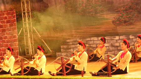 Tiết mục biểu diễn của các nghệ sĩ Nhà hát Dân ca quan họ Bắc Ninh. 