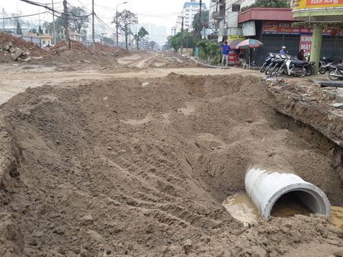 Việc nắn cong đường Trường Chinh khiến hàng loạt công trình hạ tầng ngầm làm trước đây phải di chuyển - Ảnh: Hoàng Trang