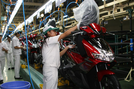 Sản xuất xe máy tại Nhà máy Honda Việt Nam ở Vĩnh Phúc.