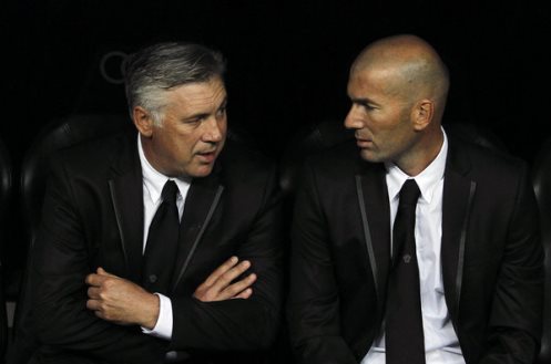 Zidane (phải) hiện là trợ lý của HLV Ancelotti ở Bernabeu.