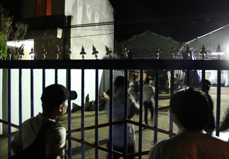Công nhân vừa trốn khỏi bãi vàng bị cấm cửa không được tiếp xúc với báo chí (ảnh chụp tối 3.4).