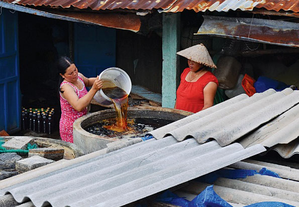 Nước mắm ủ thủ công phải mất hơn một năm. Ảnh: Kim Tuấn