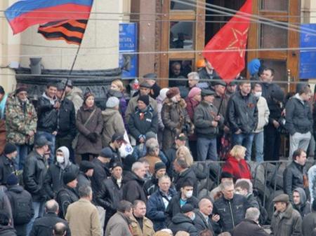 Người biểu tình ủng hộ Moscow ở Đông Ukraine dương cao cờ Nga, tập trung trước các tòa nhà chính quyền.