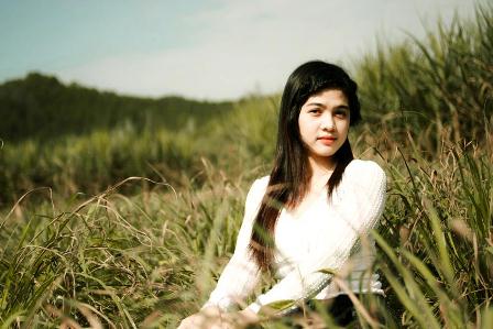 Hoa khôi áo dài Miss ĐH Huế 2012 bên đồng cỏ xanh mát