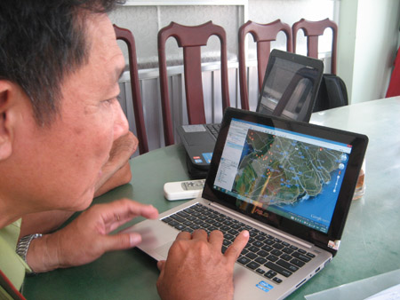  Chi cục trưởng Chi cục Kiểm lâm Hậu Giang - ông Nguyễn Vĩnh Phúc  đang cập nhật tình hình PCCCR qua vệ tinh NASA.