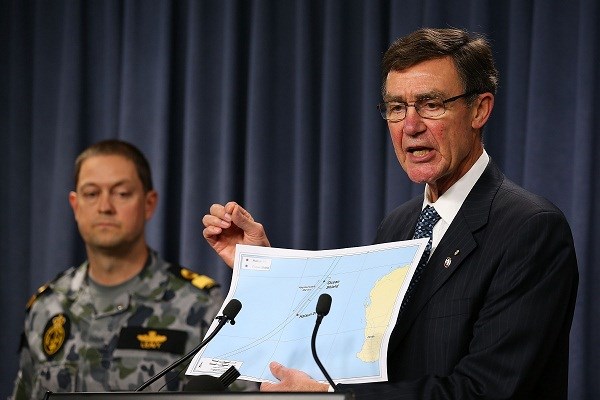 Người đứng đầu trung tâm điều phối tìm kiếm ở Ấn Độ dương, tướng về hưu Angus Houston cầm bản đồ vị trí mà tàu Australia và Trung Quốc bắt được tín hiệu tương thích với tần số hộp đen (Nguồn: Getty Images)