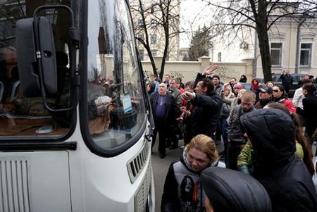 Người biểu tỉnh ủng hộ Nga lao vào đập phá, tấn công xe bus chở cảnh sát chống bạo động tại K
