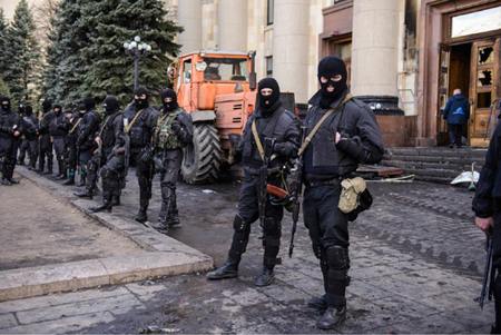 Cảnh sát Ukraine được trang bị vũ khí đầy đủ bảo vệ trước tòa nhà chính quyền ở 