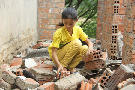 Nhà bị sập nhưng bố mẹ lại đi vắng, nên cháu Nguyễn Thị Tùng Chi, Hs lớp 5 đang tranh thủ dọn dẹp