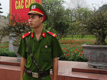 Trung sỹ Phạm Xuân Vinh làm nhiệm vụ bảo vệ tại quảng trường Hồ Chí Minh