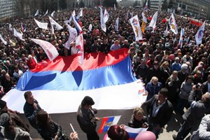 Tuần hành bày tỏ sự ủng hộ Nga tại thành phố Donetsk ngày 6/4. (Nguồn: AFP/TTXVN)