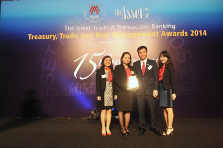 Phó TGĐ VietinBank Phạm Huy Thông và đại diện Sở Giao dịch VietinBank nhận giải tại Lễ trao giải tại Hongkong