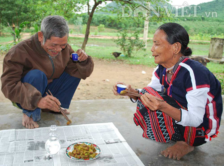 Vợ chồng già Lương ghiền ăn sùng đất để tăng cường sức…khoẻ.