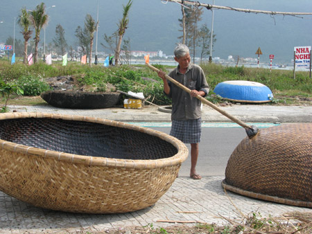 Dù đã gần 70 tuổi nhưng ông Liêm vẫn miệt      mài làm thuyền thúng để xuất ngoại. 