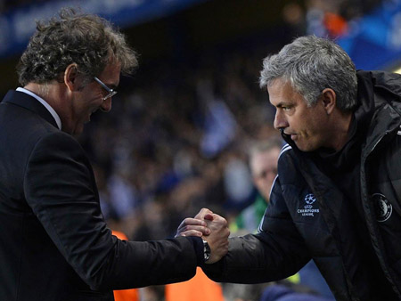 Mourinho (phải) đã thắng đồng nghiệp Blanc trong cuộc đấu trí căng thẳng để đưa Chelsea vào bán kết.