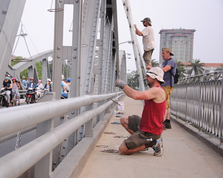 Đoàn nghệ thuật sắp đặt lửa Carabosse của Pháp chuẩn bị thắp sáng cầu Trường Tiền của Huế bằng ánh sáng của những ngọn nến. 