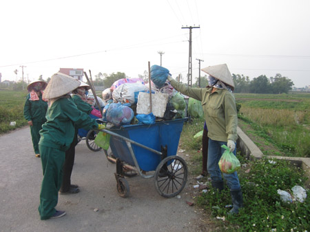 Nông dân tích cực thu gom rác thải thuốc bảo vệ thực vật trên đồng ruộng. 