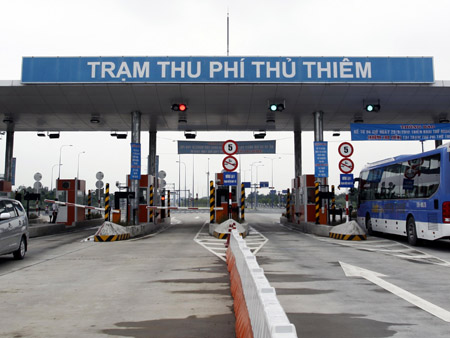 Các trạm thu phí đã “phủ kín” các tuyến đường vào TP.HCM khiến nhiều xe bị thu phí 2 lần.