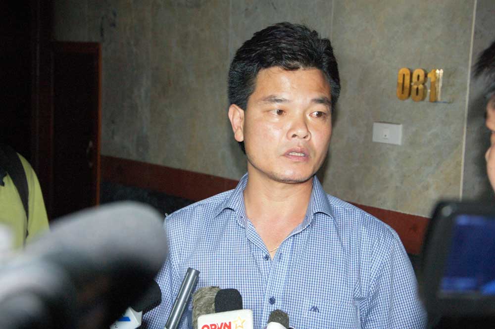 HLV trưởng Nguyễn Văn Sĩ trả lời báo chí. 