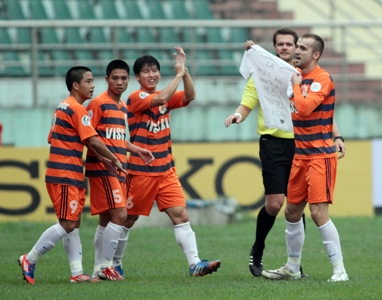 Các cầu thủ V.Ninh Bình đang bị điều tra vì nghi án bán độ tại AFC Cup 2014. Ảnh: Minh Hoàng