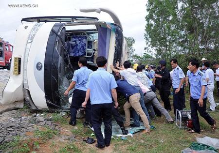 Một học sinh, nhân chứng vụ tai nạn cho biết, chiếc xe bus bị lật ngược khi lái xe đang cố quay đầu xe. 